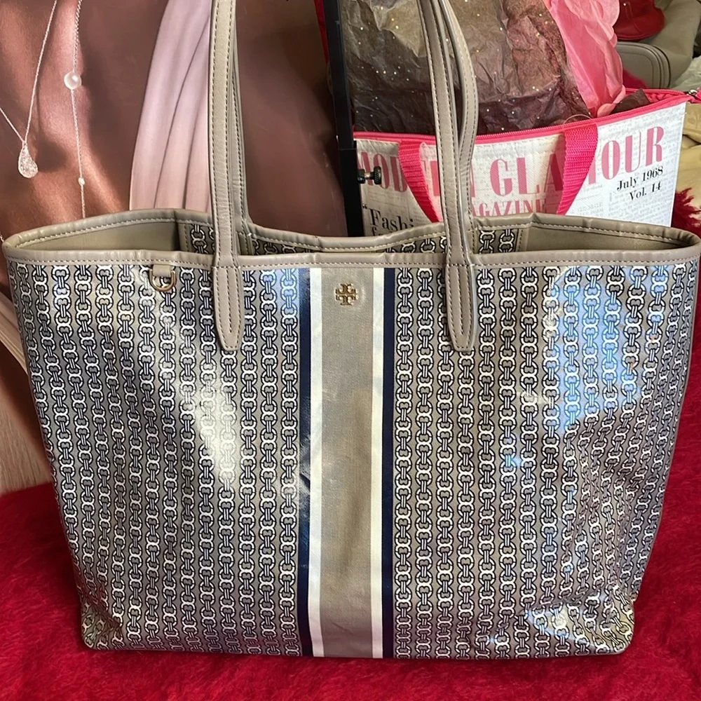 TORY BURCH GEMINI LINK TAUPE NAVY PRINTED TOTE BAG